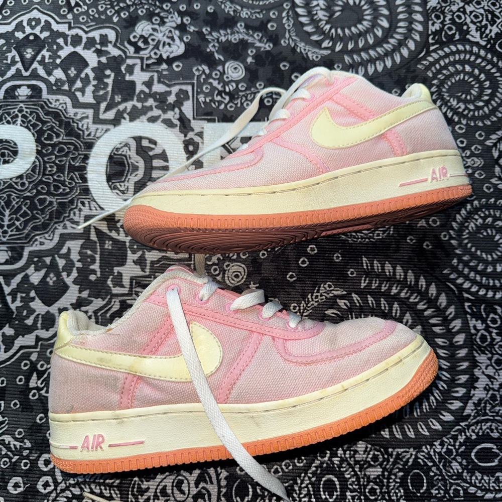 Vintage Nike Pink & Cream Low-Top Sneakers